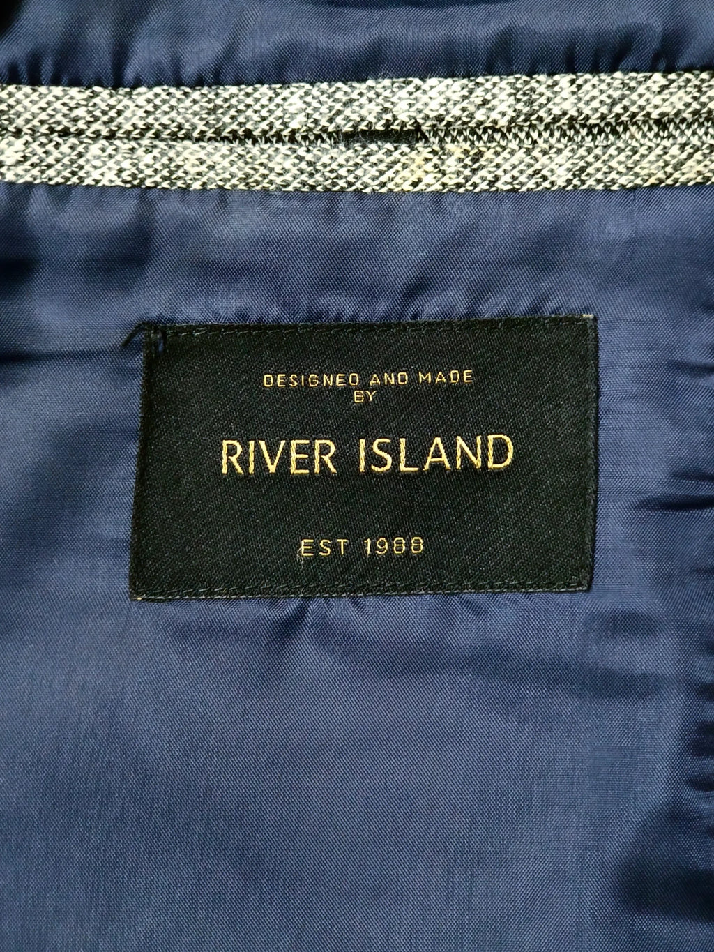 River Island - [M]