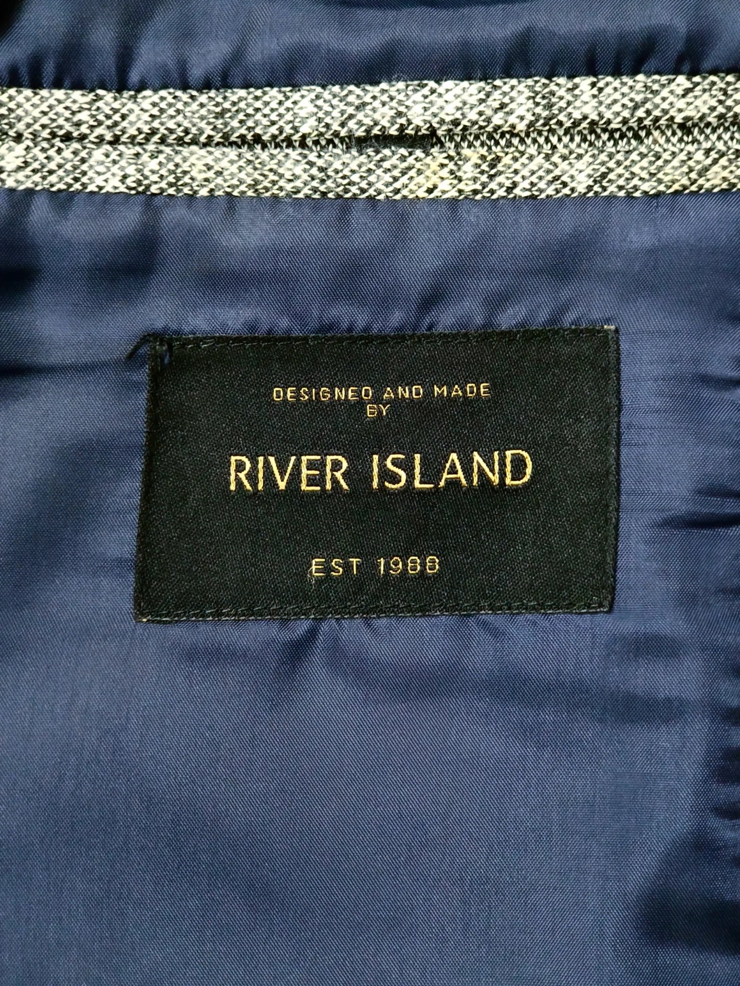 River Island - [M]